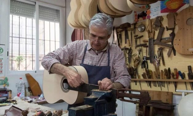 José Rodríguez Peña, guitar maker in extinction