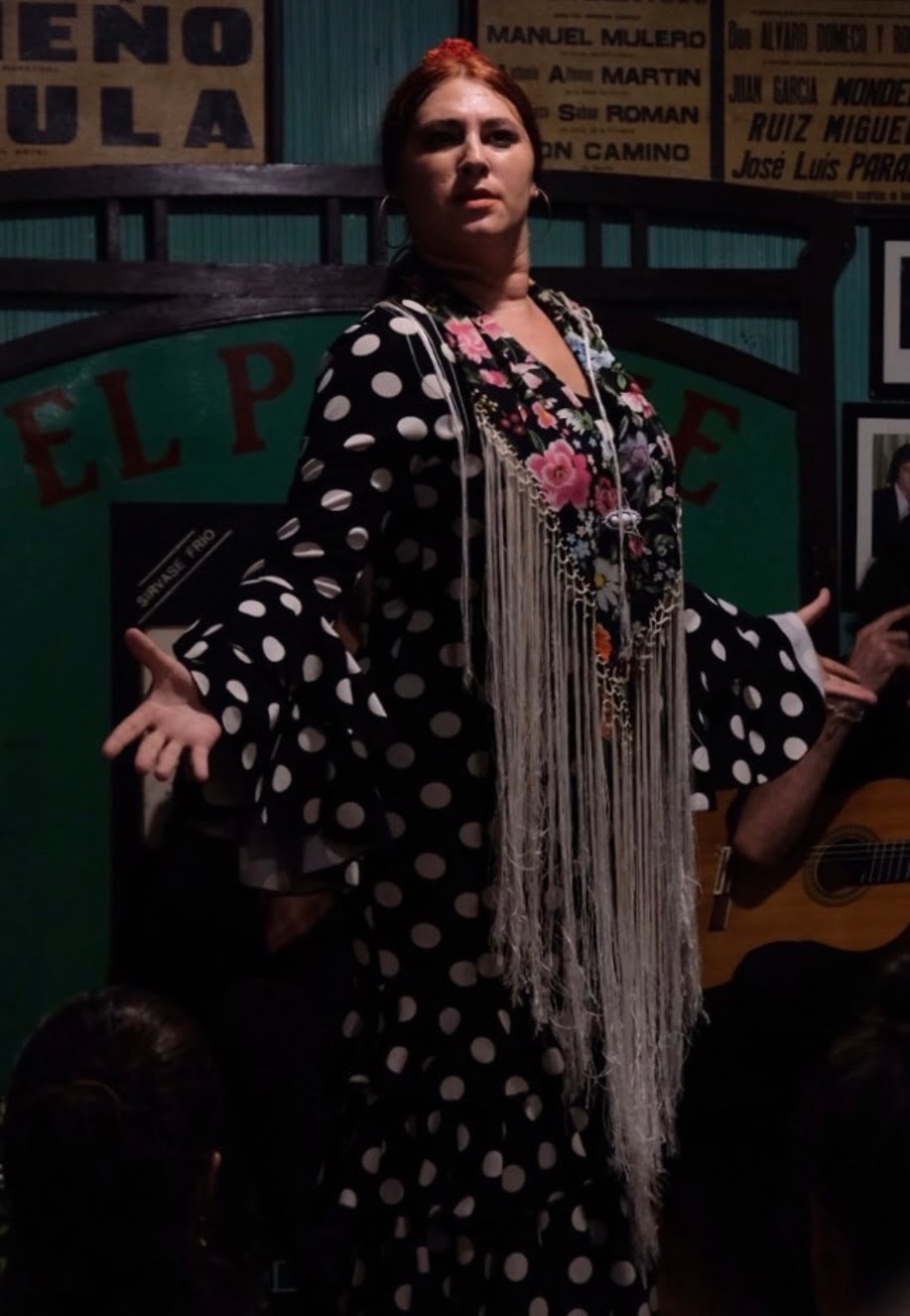 Los tabancos ofrecen flamenco en vivo.