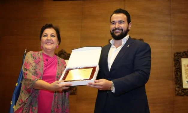 Carmen Linares receives the Cante de las Minas Gold Plaque