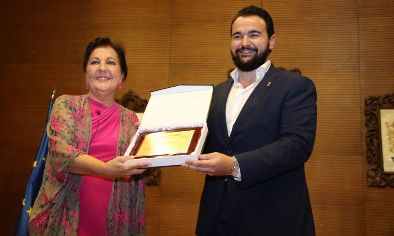 Carmen Linares receives the Cante de las Minas Gold Plaque