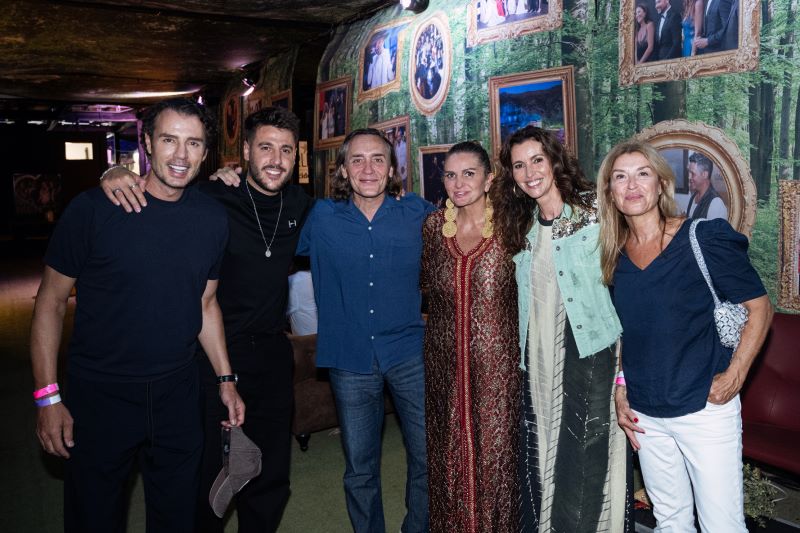 Vicente Amigo surrounded by Finito de Córdoba (on the left of the image), among other VIPs.