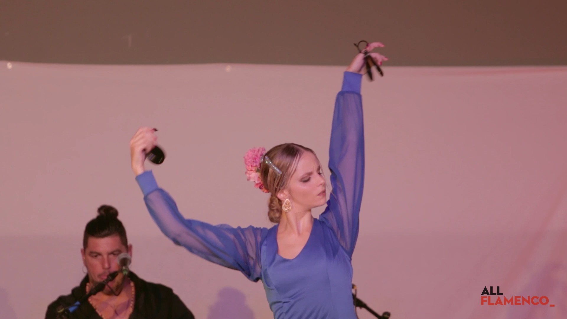 La bailaora María Guerrero, de azul, con una castañuela en cada mano