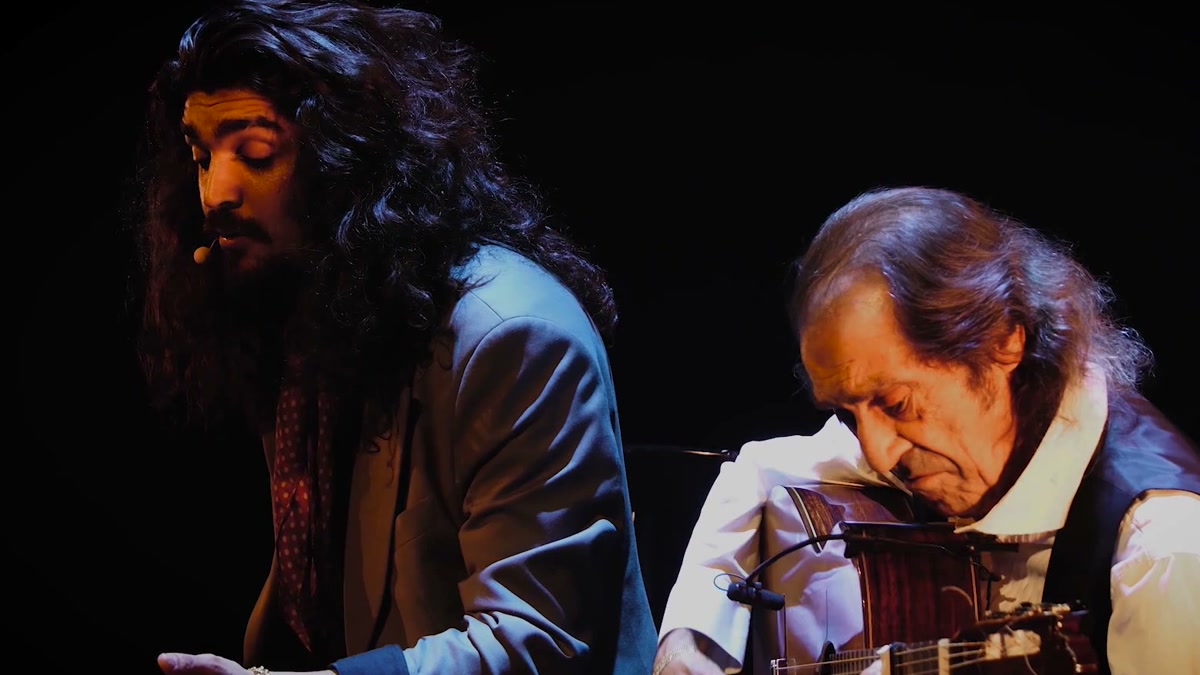 Pepe Habichuela acompaña a la guitarra al cantaor Israel Fernández durante una seguiriya
