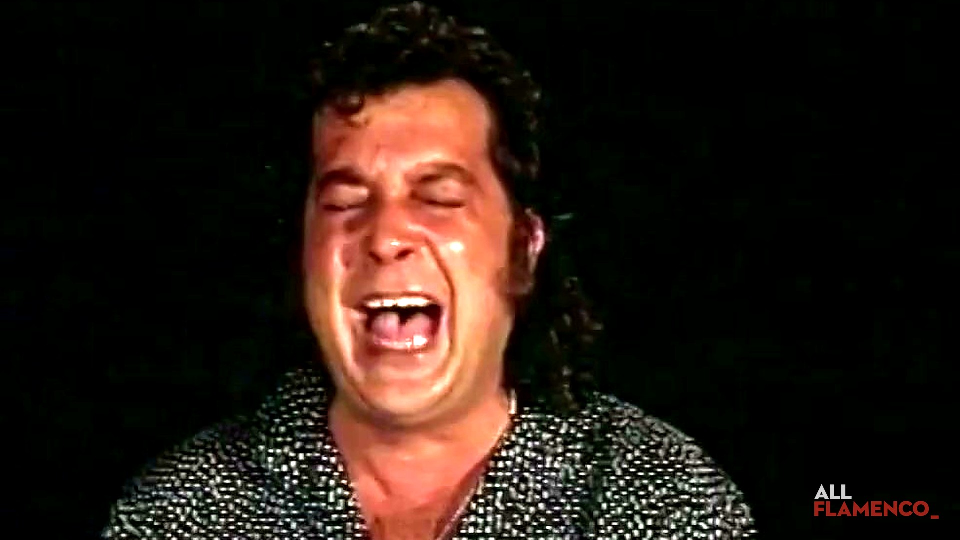 Juan Villar cantando por bulerías, sentado y con los ojos cerrados