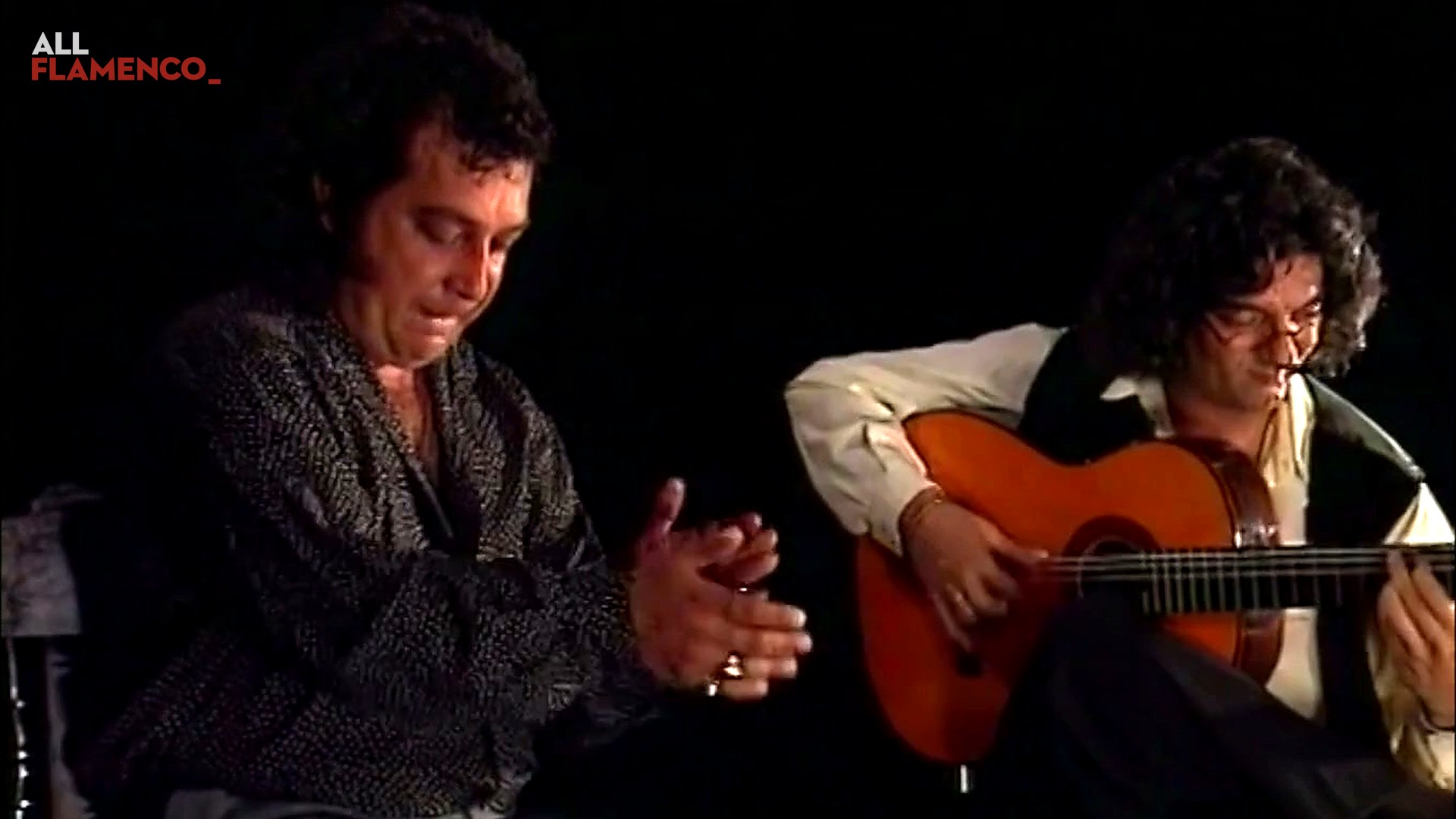Moraíto Chico toca la guitarra junto a Juan Villar, que lleva el compás con las palmas
