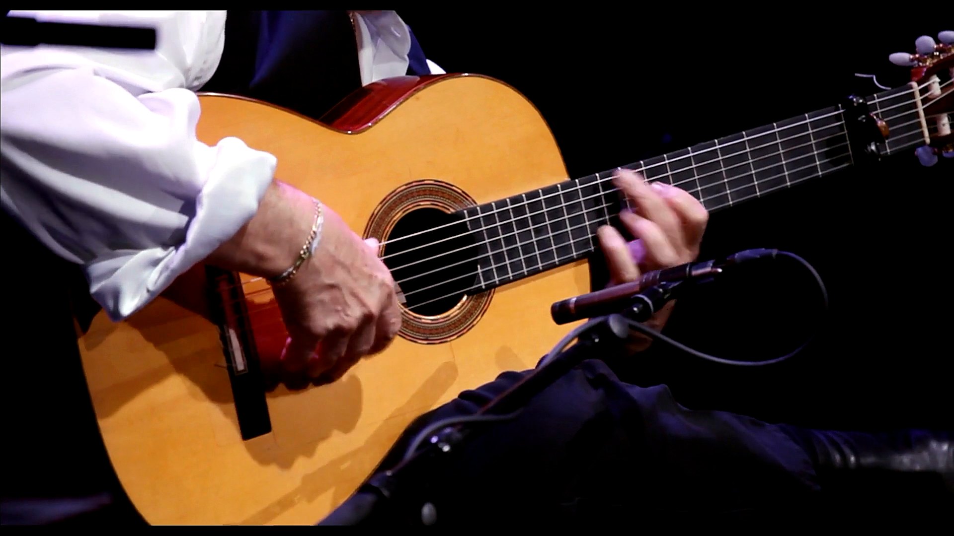 Primer plano de las manos de Paco de Lucía tocando la guitarra flamenca