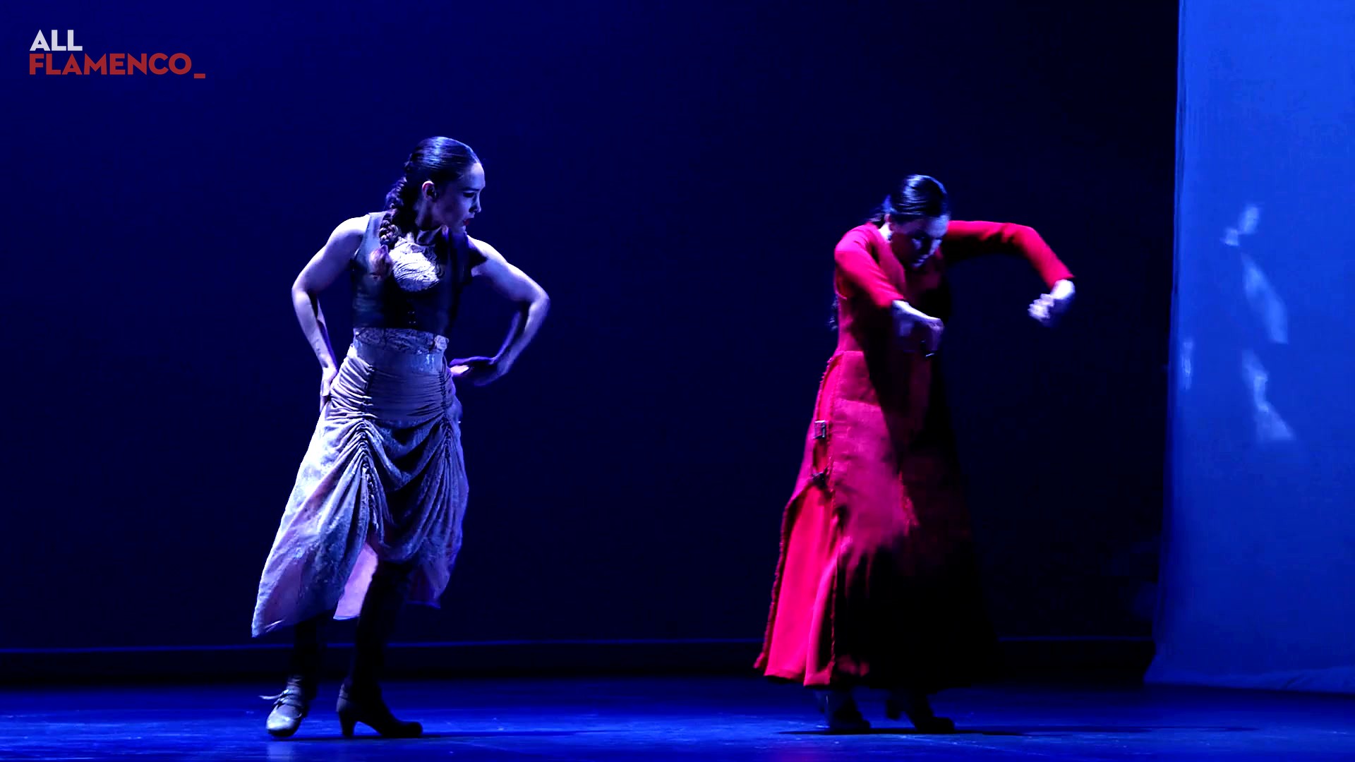 Dos bailaoras bailan por bulerías en «Zayas en el camino», de «Nacida sombra»: una con las manos en la cintura y otra con vestido rojo